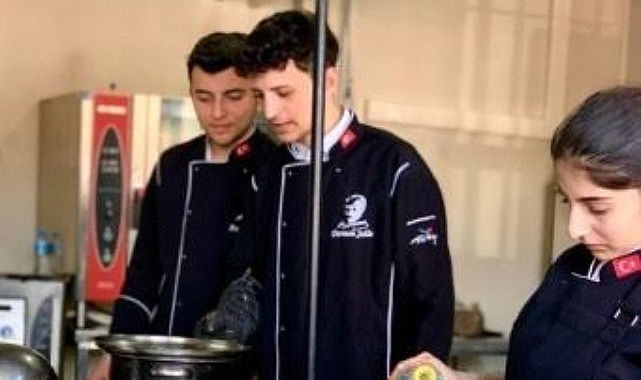 Meslek Liseli Gençler Atık Mandalinaları Ekonomiye Kazandırıyor