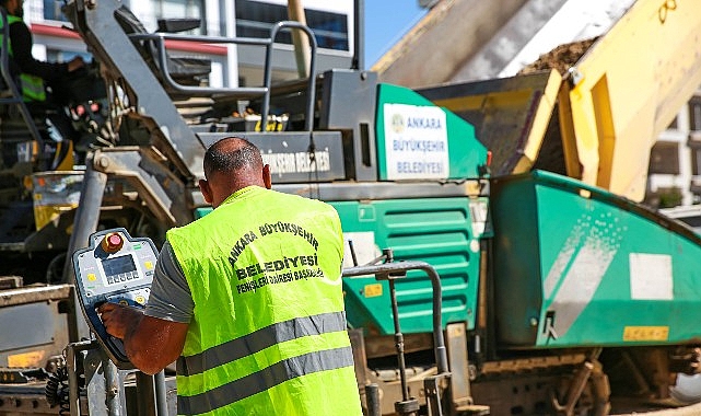 Keçiören’de hummalı yol çalışması.