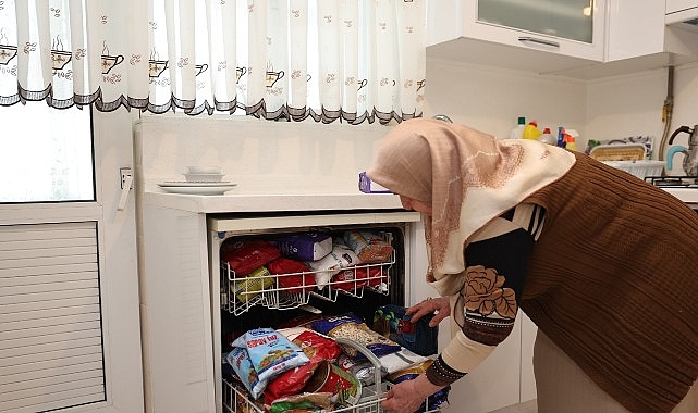 45 yıldır eski kıyafetleri evinde yıkayıp ütüledikten sonra ihtiyaç sahiplerine ulaştırıyor