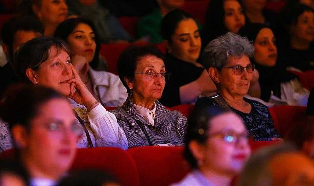 Aktif Yaşlı Merkezi tiyatrocuları sahnede parladı