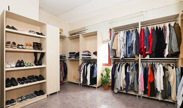 Narlıdere Belediyesi, 2. El Giysi Bankası ile ihtiyaç sahipleriyle duyarlı vatandaşlar arasında dayanışma köprüsü kuruyor