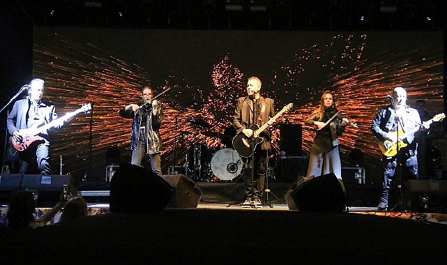 Bayındır 26. Uluslararası Çiçek Festivalinin 2. Gününde Haluk Levent Rüzgarı Esti