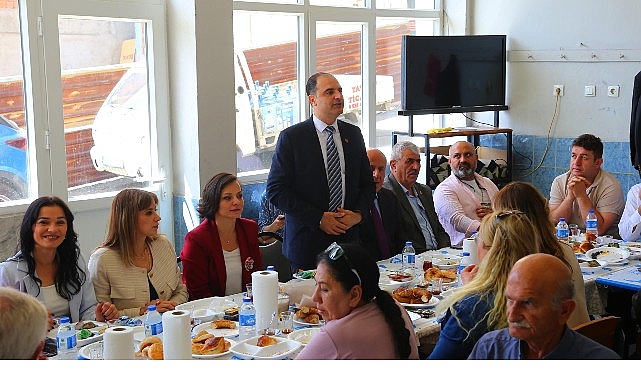 Karabağlarlı muhtarlardan Başkan Kınay’a sürpriz kahvaltı