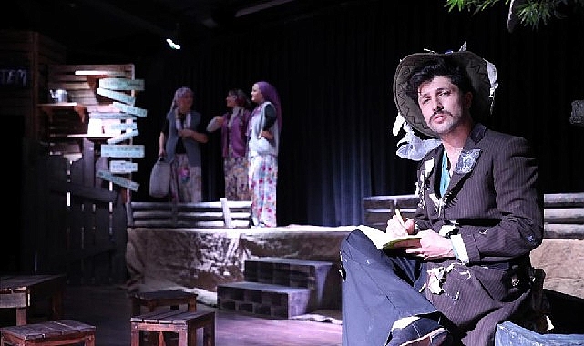 ‘Komşu Köyün Delisi’ Tiyatro Gösterisinin Galası Yapıldı